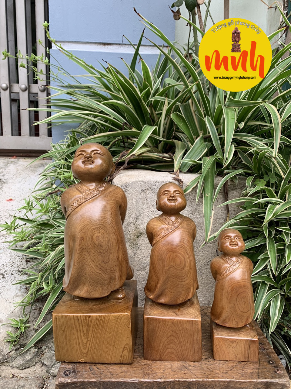 Tượng Chú Tiểu Vạn Sự Tùy Duyên Gỗ Bách Xanh